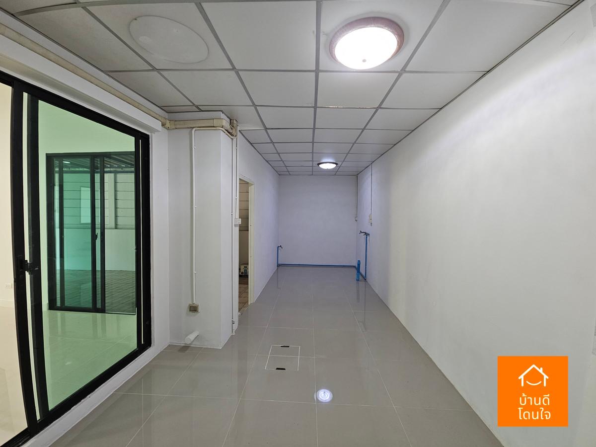 ขายทาวน์โฮมนวมินทร์ รามอินทรา : โปรไฟไหม้ 🔥บ้านกลางเมือง นวมินทร์42 (33 ตร.ว.) หลังมุม รีโนเวทใหม่สวย ใกล้เดอะมอล์บางกะปิ 