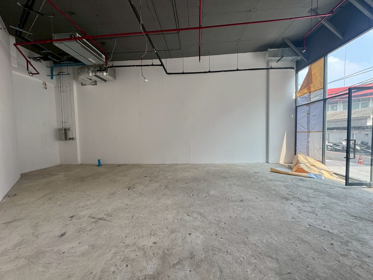 For RentRetail SpaceOnnut, Udomsuk : Retail Space next to BTS on Sukhumvit Road, suitable for all types of businesses ** NO CO-AGENT ** 