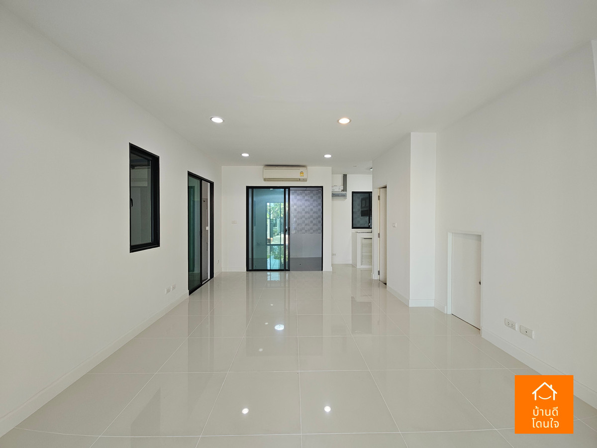 ขายทาวน์โฮมนวมินทร์ รามอินทรา : โปรไฟไหม้ 🔥บ้านกลางเมือง นวมินทร์42 (33 ตร.ว.) หลังมุม รีโนเวทใหม่สวย ใกล้เดอะมอล์บางกะปิ 