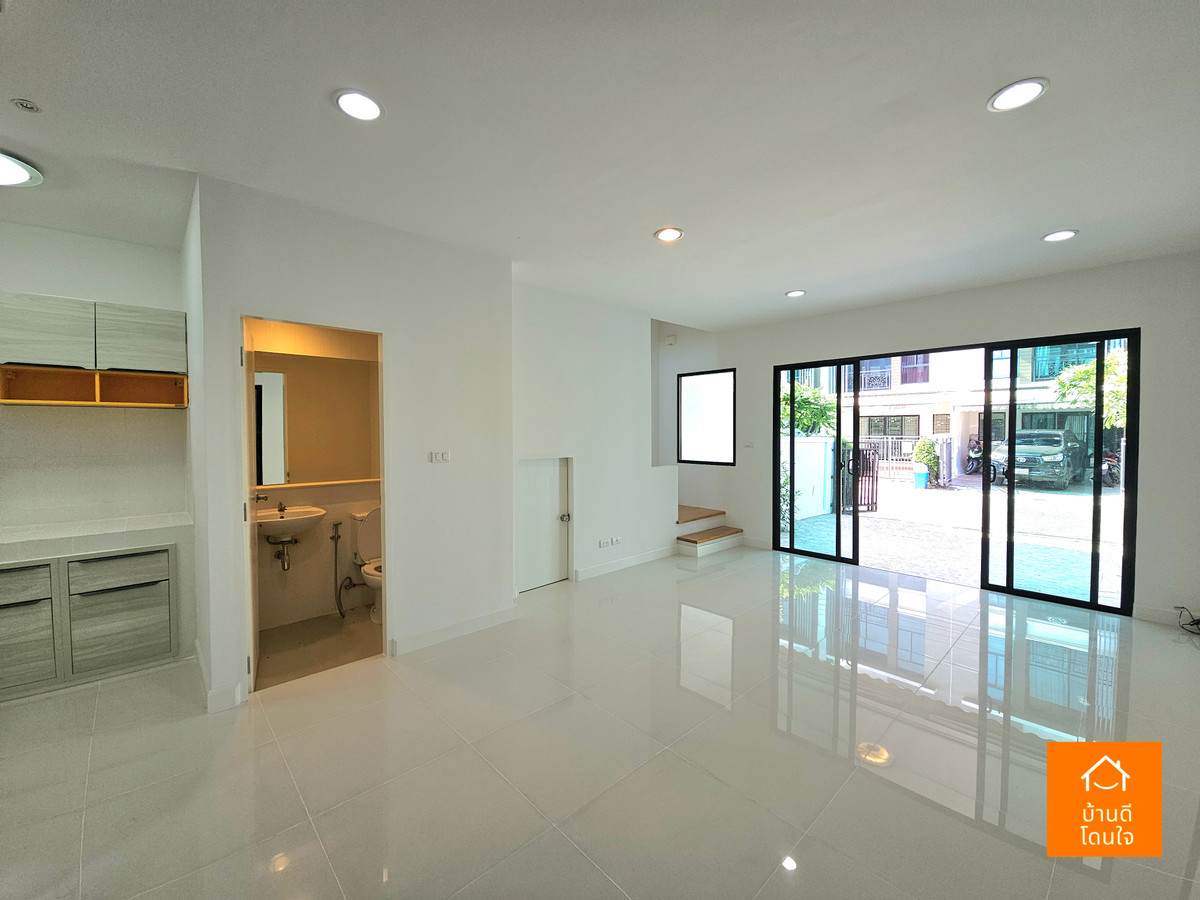 ขายทาวน์โฮมนวมินทร์ รามอินทรา : โปรไฟไหม้ 🔥บ้านกลางเมือง นวมินทร์42 (33 ตร.ว.) หลังมุม รีโนเวทใหม่สวย ใกล้เดอะมอล์บางกะปิ 