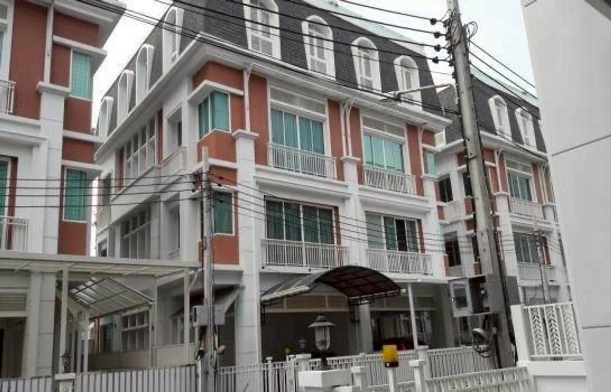 For RentHome OfficeRatchadapisek, Huaikwang, Suttisan : 🌟Kesinee Ville Village House, Pracha Uthit Road, Huai Khwang, next to KIS International School, newly renovated, for rent🌟