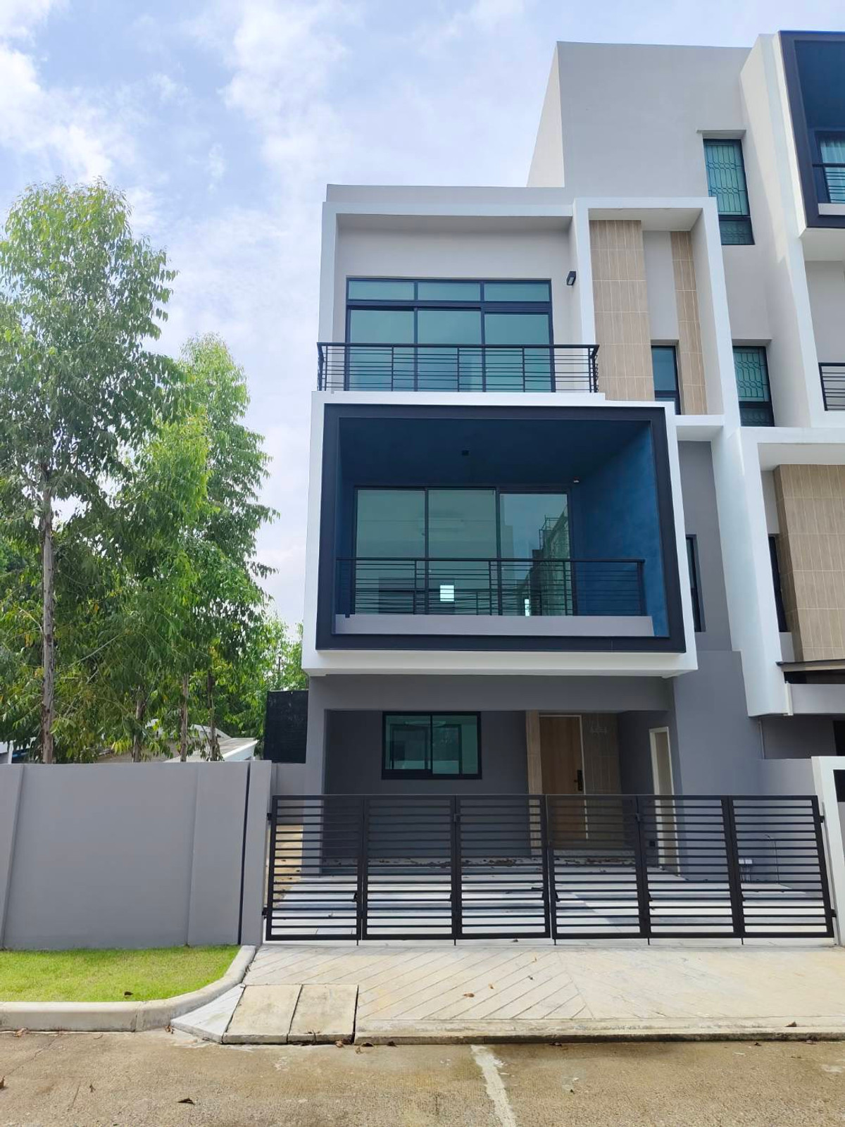 ให้เช่าทาวน์โฮมพัฒนาการ ศรีนครินทร์ : เนอวานา ดีฟายน์ กรุงเทพกรีฑา