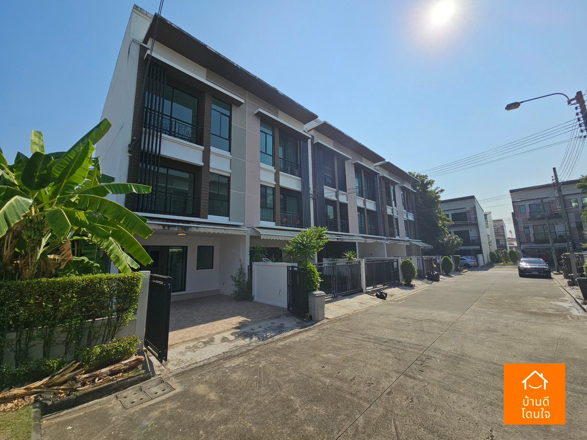 ขายทาวน์โฮมนวมินทร์ รามอินทรา : ลดราคาพิเศษ บ้านกลางเมือง นวมินทร์42 (33 ตร.ว.) หลังมุม รีโนเวทใหม่สวย ใกล้เดอะมอล์บางกะปิ 