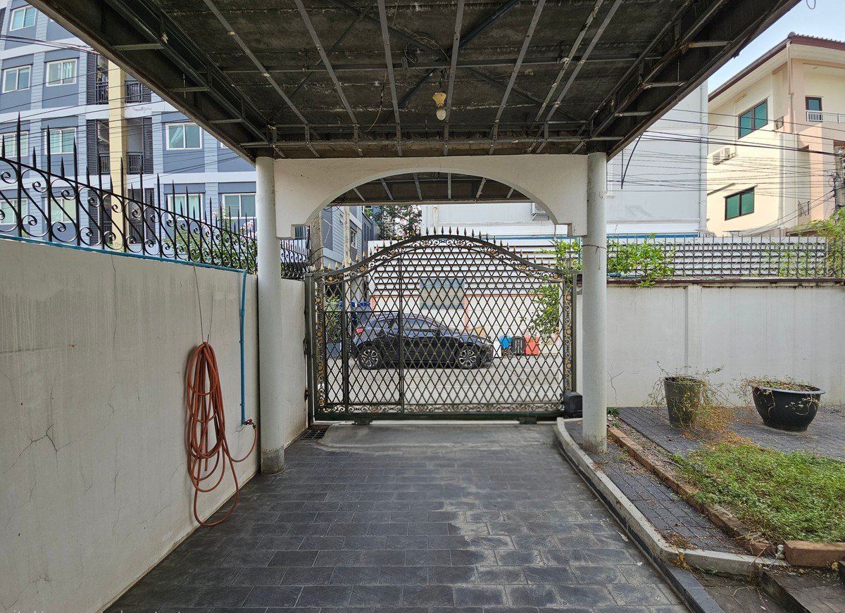 ขายที่ดินรัชดา ห้วยขวาง : โปรไฟไหม้ 🔥 ที่ดินแถมบ้าน (64 ตร.ว.) ซอยรัชดานิเวศน์ 1/1  ใกล้ MRT ห้วยขวาง เพียง 1.7 กม.