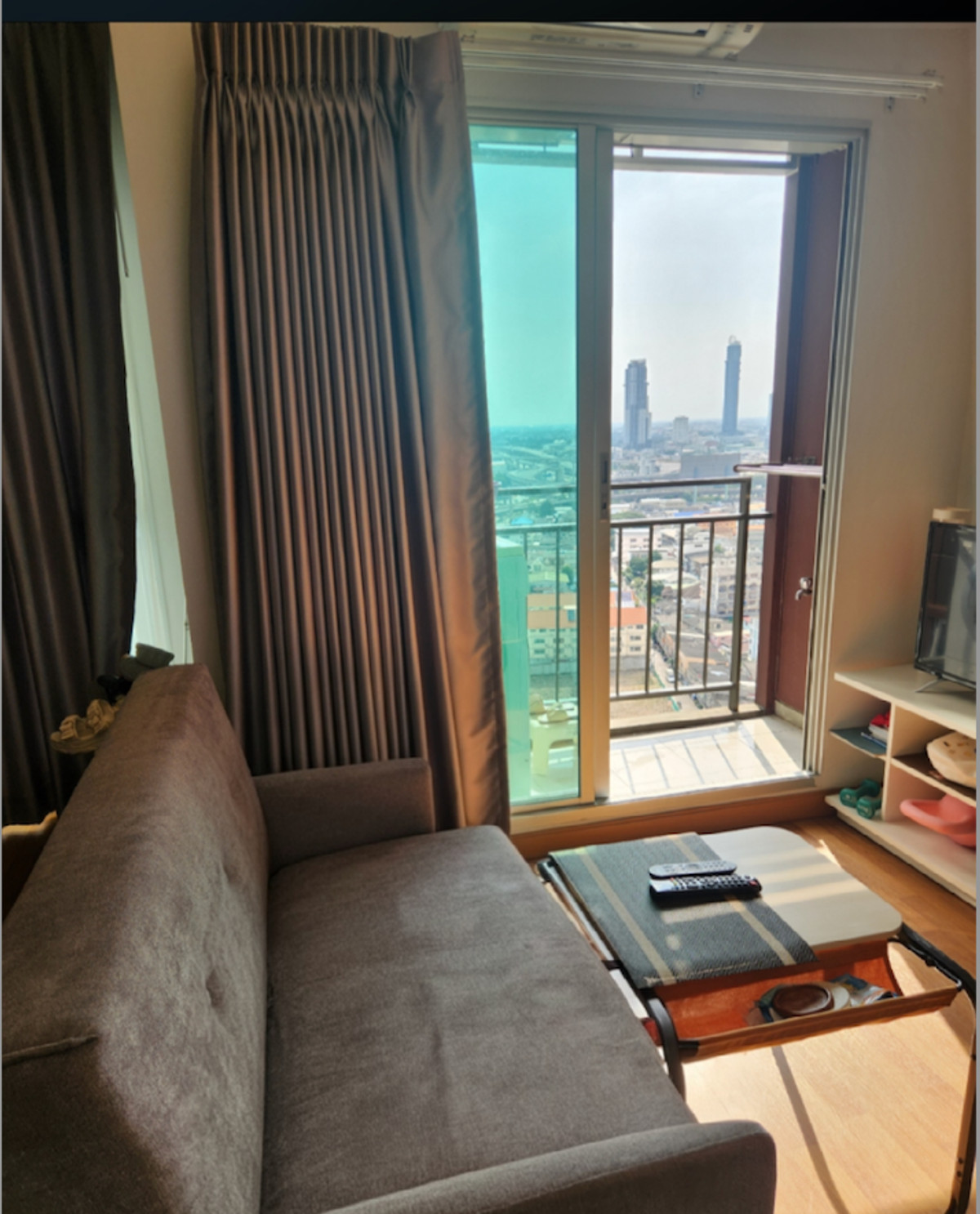 For RentCondoRama3 (Riverside),Satupadit : There is a room available for rent 