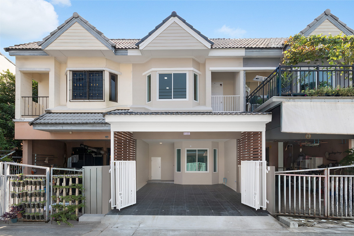 For SaleTownhomeChaengwatana, Muangthong : 2-story townhome, newly renovated, Pimonkan Village, Chaengwattana, along Khlong Prapa - near Muang Thong Thani.