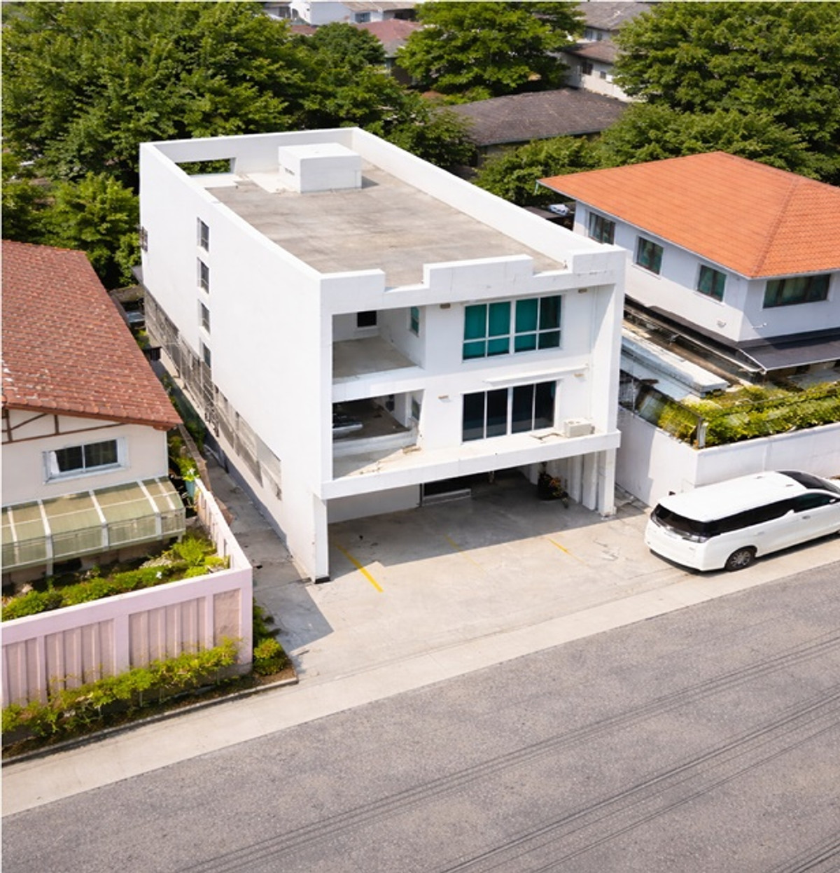 For RentShop HouseRatchadapisek, Huaikwang, Suttisan : Phetchaburi S41-49 RCA Rama9 Rd MRT Phetchaburi 2km. BTS Thonglor 2.34km. Home office for rent with