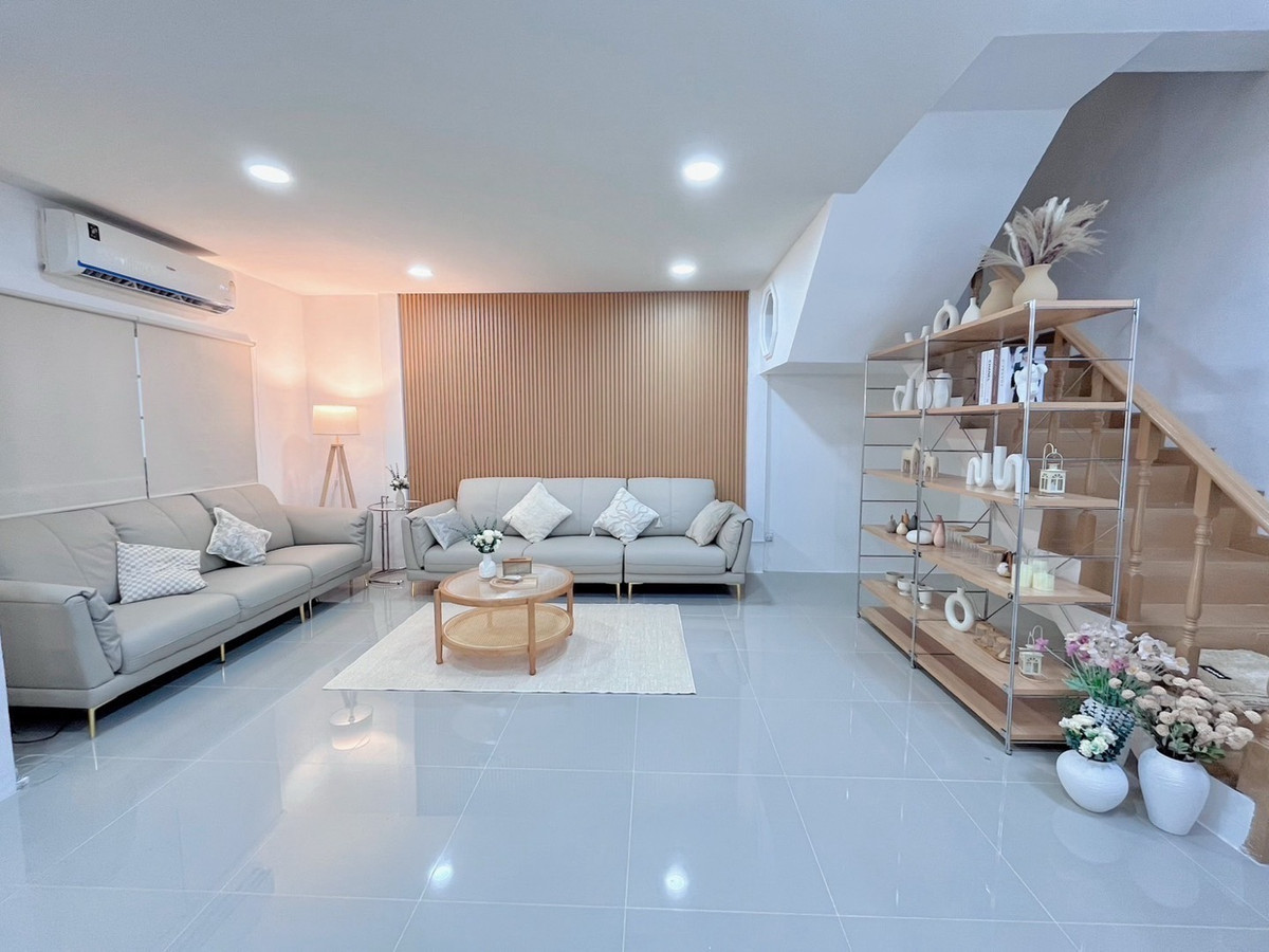 For RentTownhomeRatchadapisek, Huaikwang, Suttisan : 💕Huai Khwang HouseHouse for rent Huai Khwang 5 bedrooms, 3 bathrooms, Ratchada 18, near MRT Huai Khwang. Air conditioning in every room, newly renovated 💕 available and ready to move in ✨