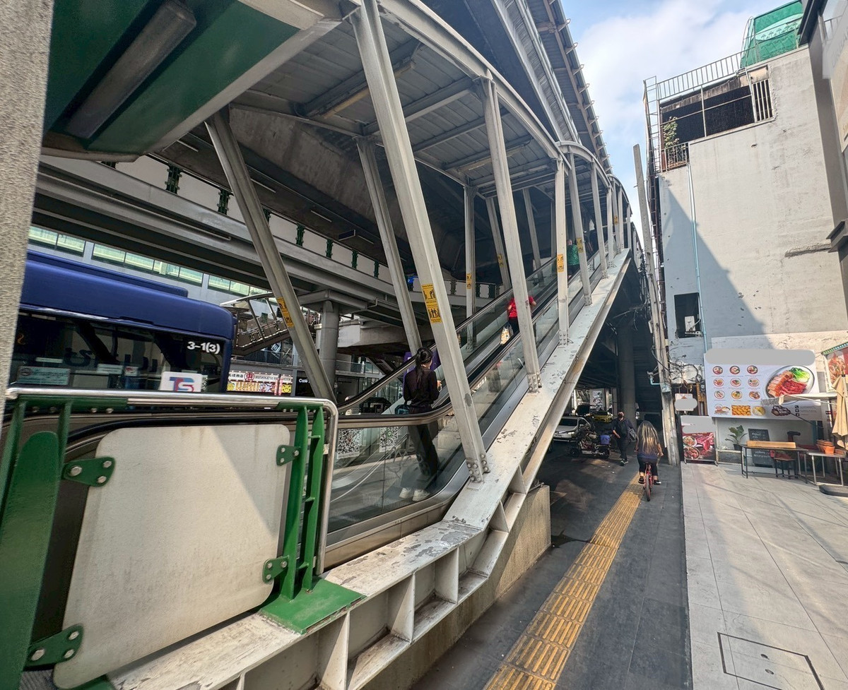 For RentRetail SpaceOnnut, Udomsuk : Retail Space next to BTS on Sukhumvit Road, suitable for all types of businesses ** NO CO-AGENT ** 