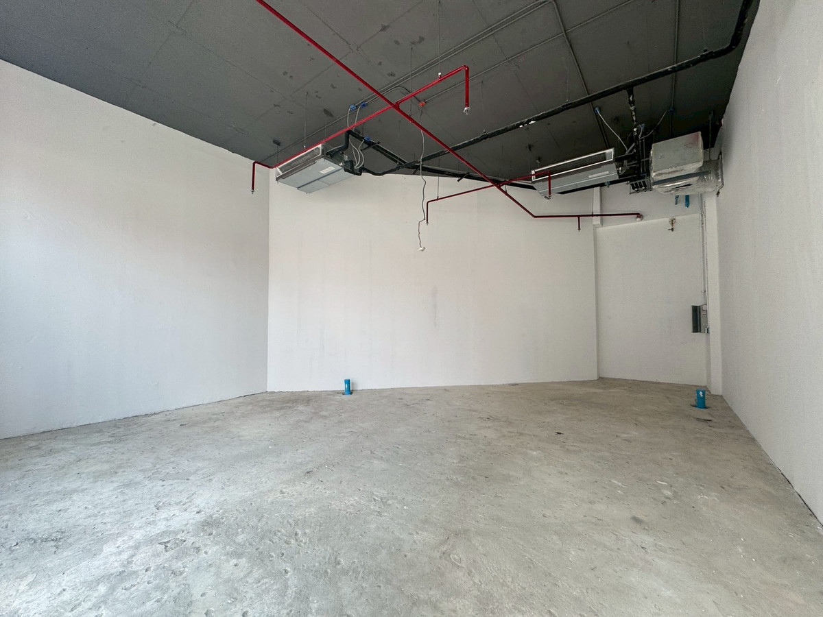 For RentRetail SpaceOnnut, Udomsuk : Retail Space next to BTS on Sukhumvit Road, suitable for all types of businesses ** NO CO-AGENT ** 