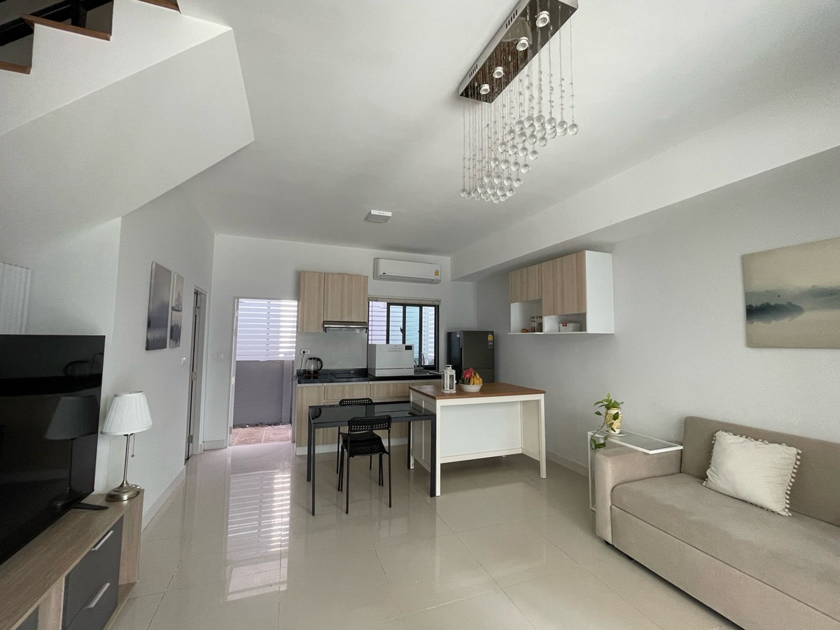 ให้เช่าทาวน์โฮมบางนา แบริ่ง ลาซาล : Owner post ✅ 出租 ✅ Cozy house with glass roof yard ให้เช่าบ้านมีสวนสวย ปลูกต้นไม้ได้ ✨