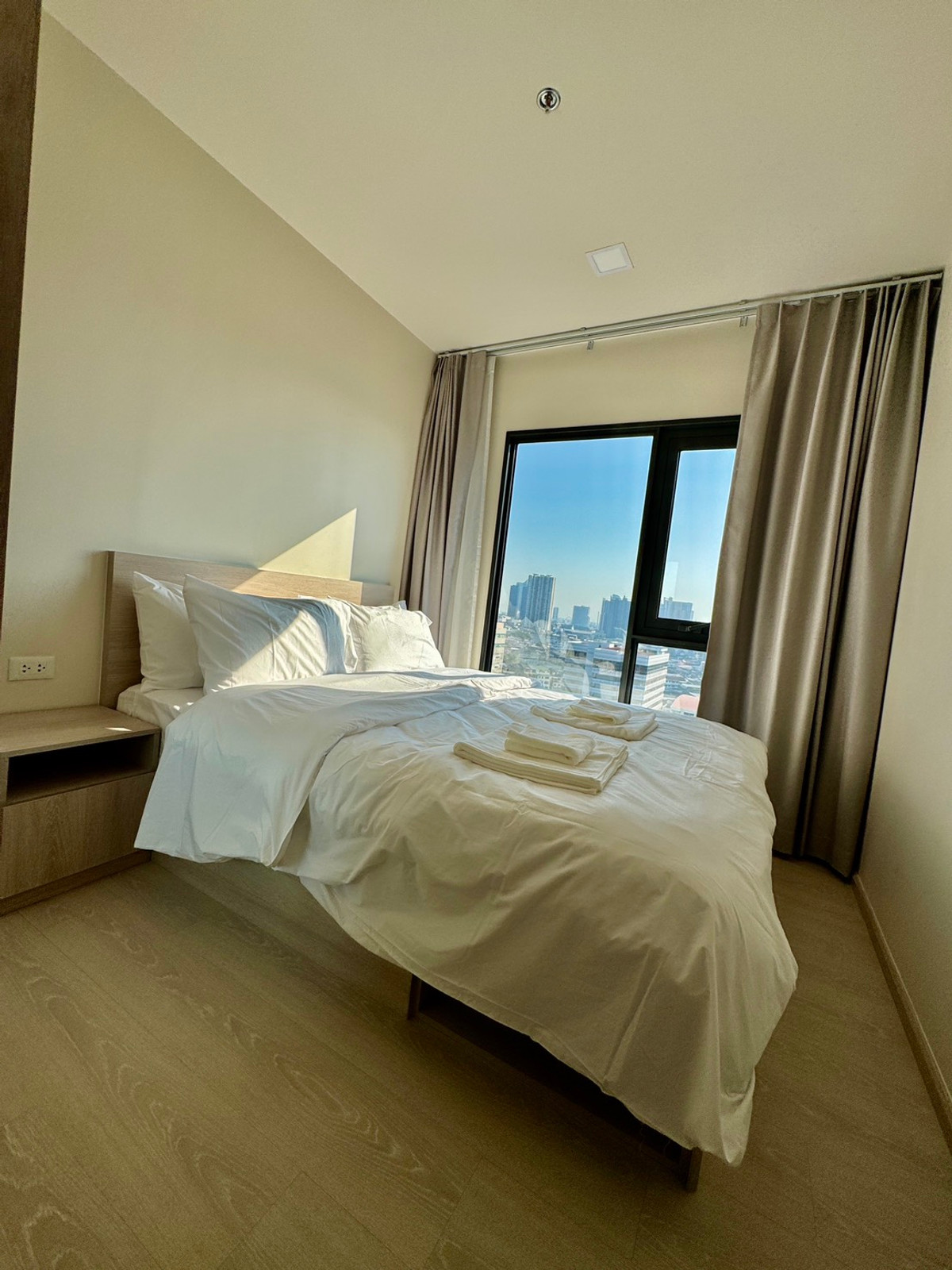 For RentCondoWongwianyai, Charoennakor : 🔥 For rent, 2 bedrooms, city view! FLO by Sansiri