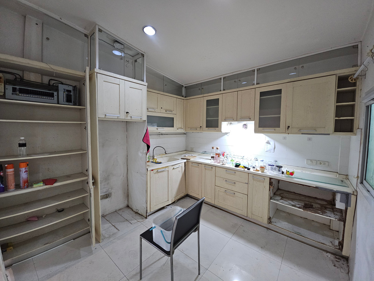 ขายที่ดินรัชดา ห้วยขวาง : โปรไฟไหม้ 🔥 ที่ดินแถมบ้าน (64 ตร.ว.) ซอยรัชดานิเวศน์ 1/1  ใกล้ MRT ห้วยขวาง เพียง 1.7 กม.