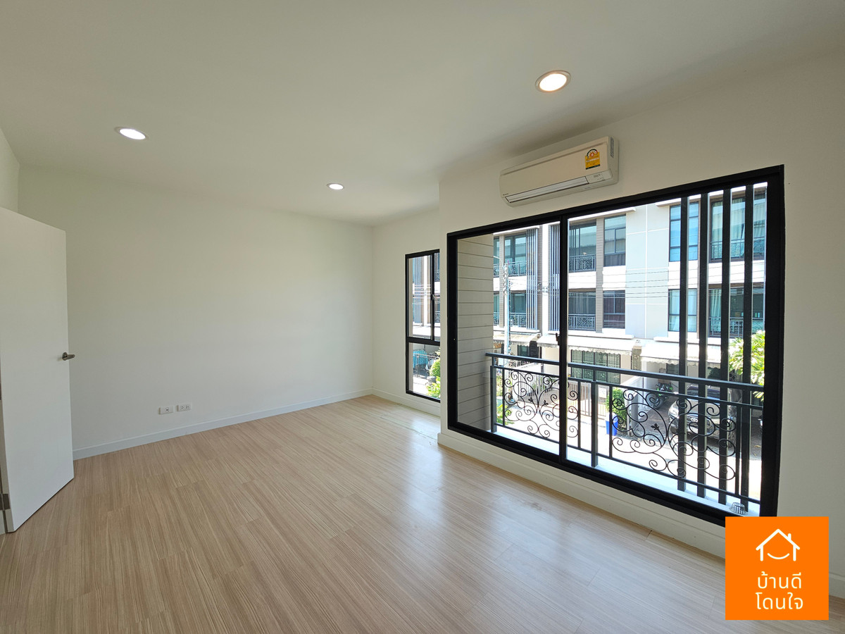 ขายทาวน์โฮมนวมินทร์ รามอินทรา : โปรไฟไหม้ 🔥บ้านกลางเมือง นวมินทร์42 (33 ตร.ว.) หลังมุม รีโนเวทใหม่สวย ใกล้เดอะมอล์บางกะปิ 