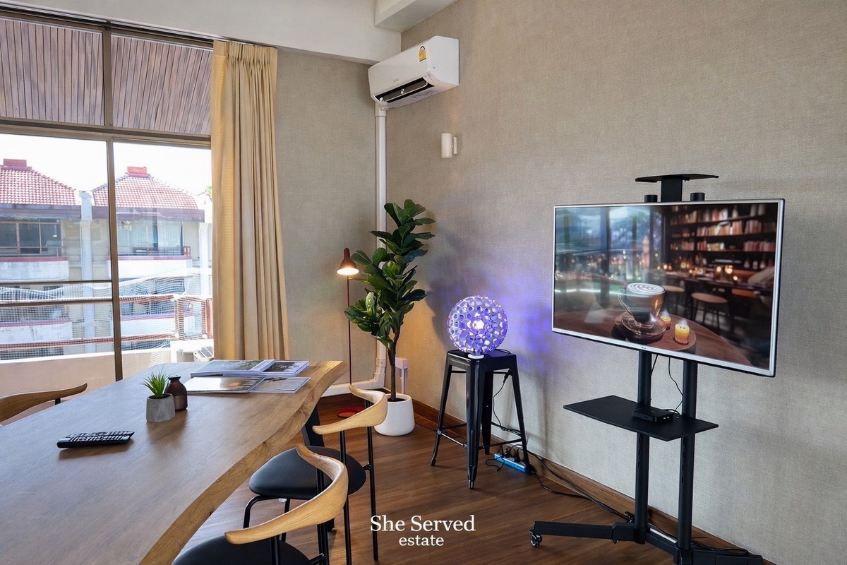 ให้เช่าทาวน์โฮมพัฒนาการ ศรีนครินทร์ : ◈ Baan Green Town ◈ • Land area: 30.60 sq.wah / Usable area: 400 sq.m. • 4 bedrooms, 6 bathrooms • Living room with swimming pool view • Fully equipped kitchen • 1 storage room • Parking for 3 cars
