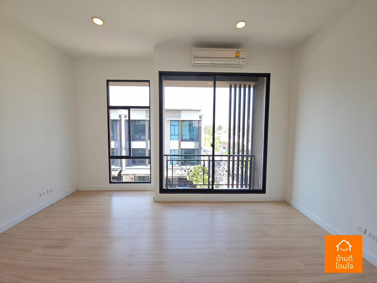 ขายทาวน์โฮมนวมินทร์ รามอินทรา : โปรไฟไหม้ 🔥บ้านกลางเมือง นวมินทร์42 (33 ตร.ว.) หลังมุม รีโนเวทใหม่สวย ใกล้เดอะมอล์บางกะปิ 