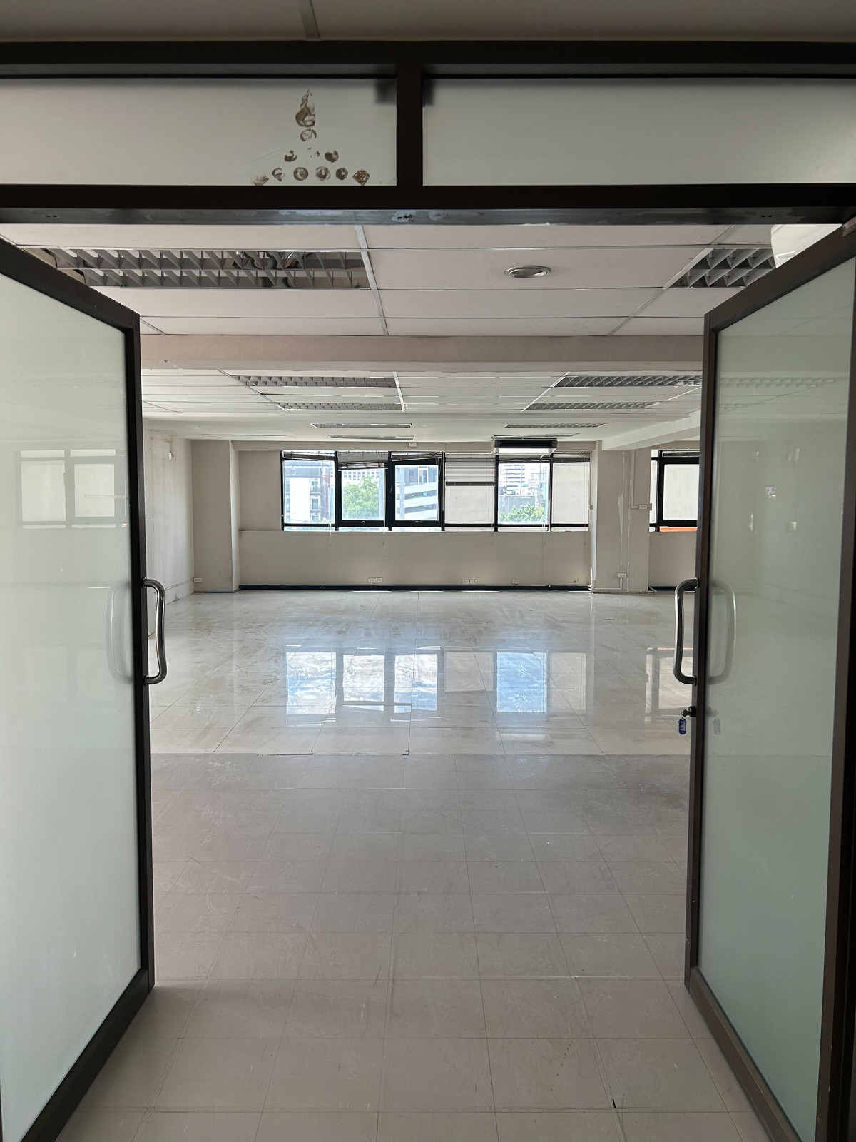 For RentOfficeRatchadapisek, Huaikwang, Suttisan : Rent space for office/shop/clinic Along Ratchadaphisek Road (near Sutthisan intersection), next to MRT Sutthisan, 268 sq m., 4th floor.