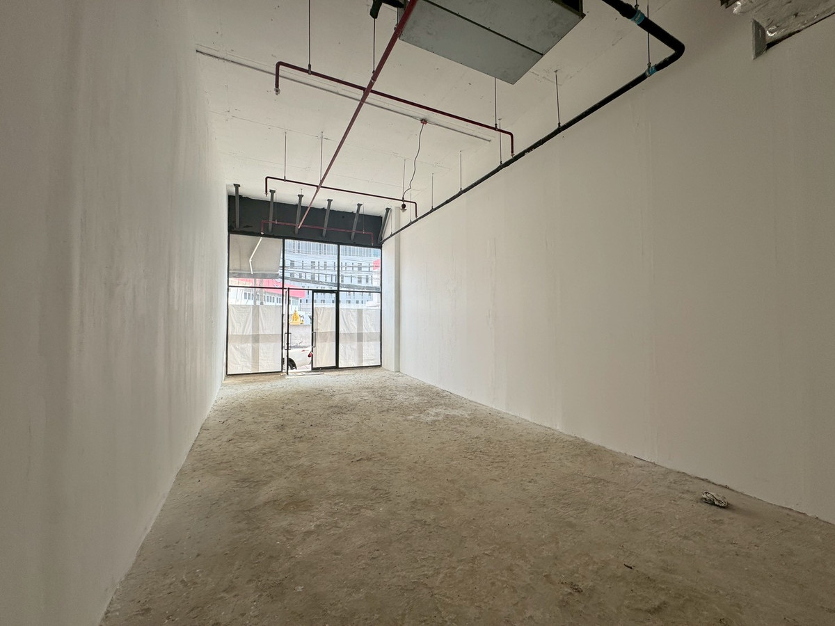 For RentRetail SpaceOnnut, Udomsuk : Retail Space next to BTS on Sukhumvit Road, suitable for all types of businesses ** NO CO-AGENT ** 