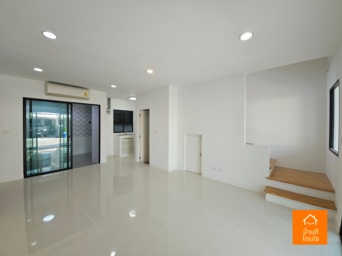 ขายทาวน์โฮมนวมินทร์ รามอินทรา : โปรไฟไหม้ 🔥บ้านกลางเมือง นวมินทร์42 (33 ตร.ว.) หลังมุม รีโนเวทใหม่สวย ใกล้เดอะมอล์บางกะปิ 