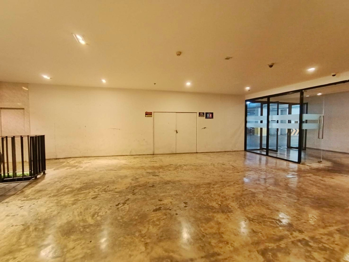 ให้เช่าร้านค้า/ตลาดนัดนานา : พื้นที่ให้เช่าร้านอาหาร ย่านนานา ชั้น 2 มองเห็นจากถนนชัดเจน