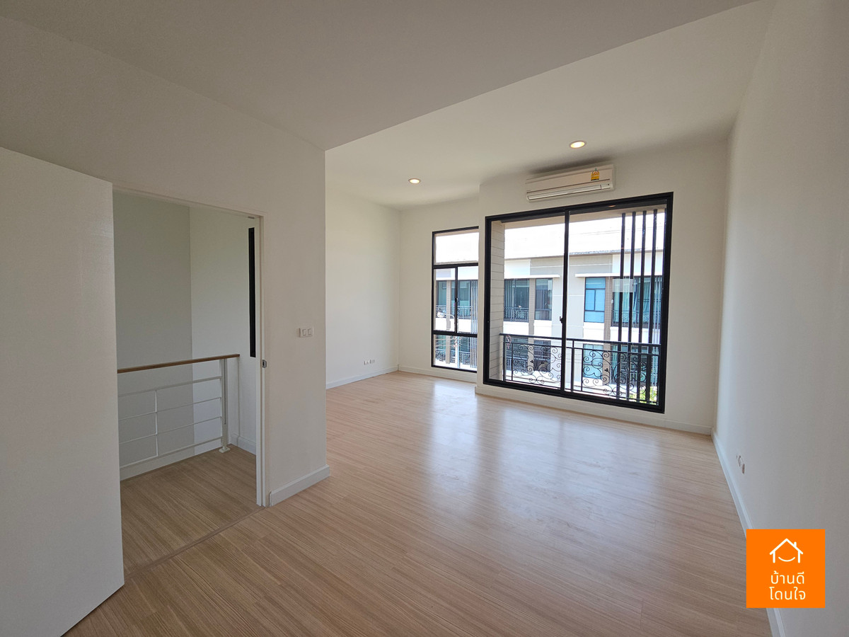 ขายทาวน์โฮมนวมินทร์ รามอินทรา : โปรไฟไหม้ 🔥บ้านกลางเมือง นวมินทร์42 (33 ตร.ว.) หลังมุม รีโนเวทใหม่สวย ใกล้เดอะมอล์บางกะปิ 