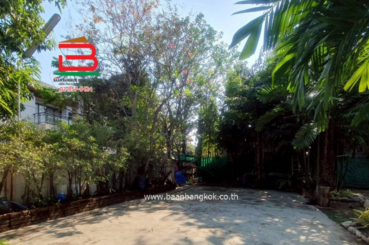 ขายที่ดินพัฒนาการ ศรีนครินทร์ :  ที่ดินเปล่าในหมู่บ้านผกามาศ (St. Andrews International School ) เนื้อที่ 89.7 ตรว. แขวงสวนหลวง เขตสวนหลวง