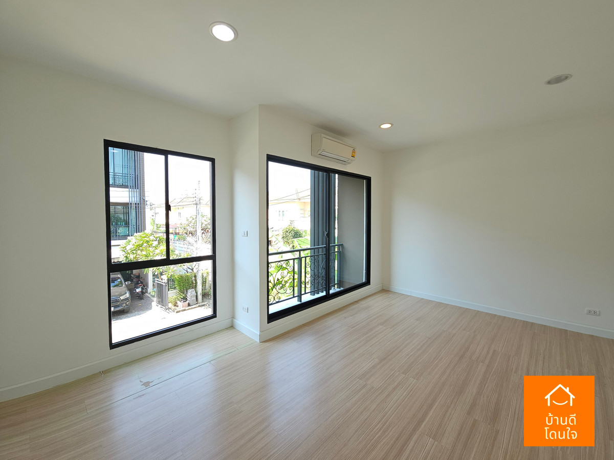 ขายทาวน์โฮมนวมินทร์ รามอินทรา : โปรไฟไหม้ 🔥บ้านกลางเมือง นวมินทร์42 (33 ตร.ว.) หลังมุม รีโนเวทใหม่สวย ใกล้เดอะมอล์บางกะปิ 