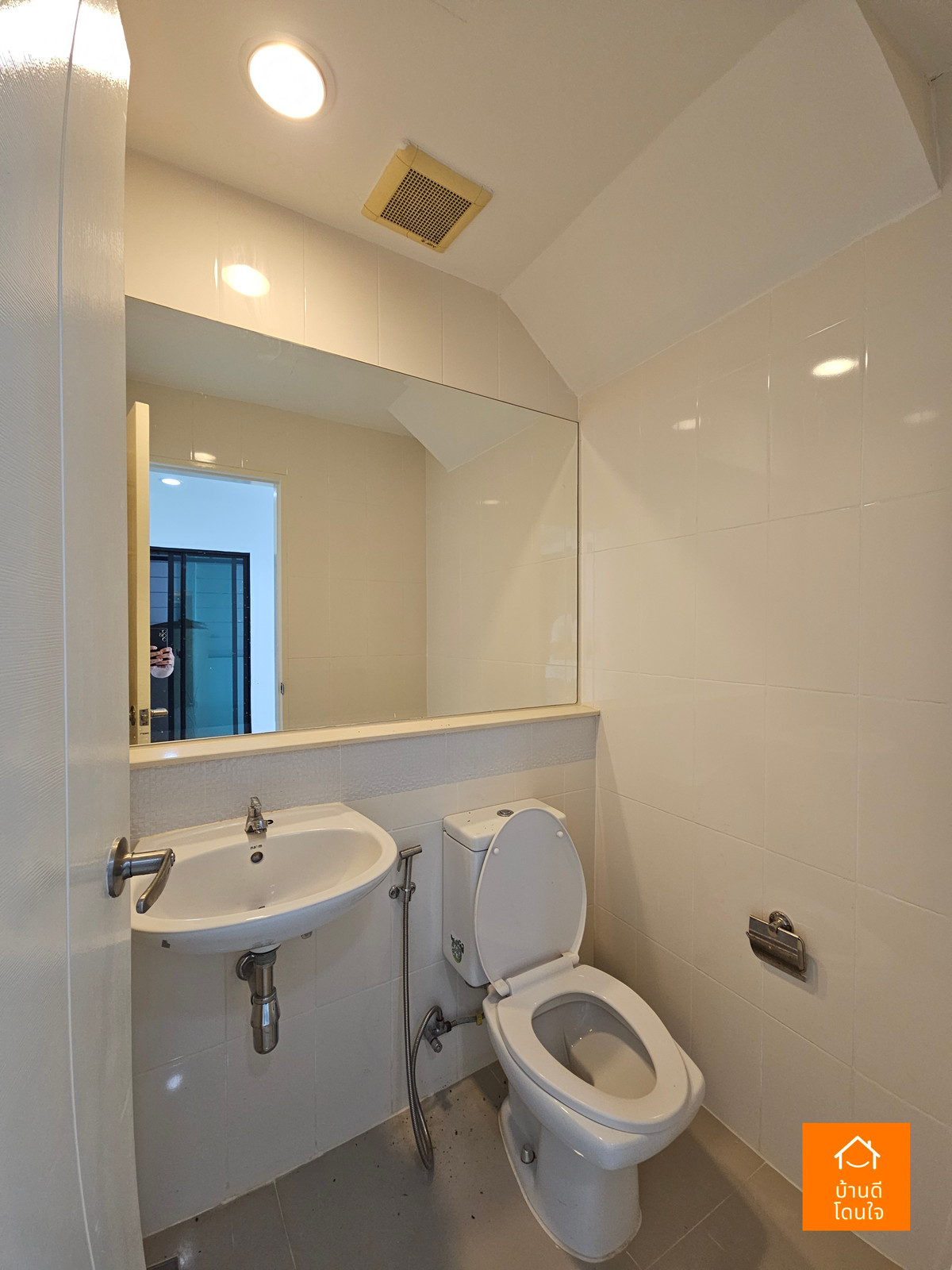 ขายทาวน์โฮมนวมินทร์ รามอินทรา : โปรไฟไหม้ 🔥บ้านกลางเมือง นวมินทร์42 (33 ตร.ว.) หลังมุม รีโนเวทใหม่สวย ใกล้เดอะมอล์บางกะปิ 