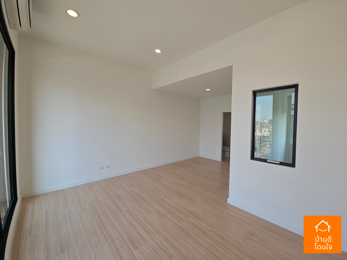 ขายทาวน์โฮมนวมินทร์ รามอินทรา : โปรไฟไหม้ 🔥บ้านกลางเมือง นวมินทร์42 (33 ตร.ว.) หลังมุม รีโนเวทใหม่สวย ใกล้เดอะมอล์บางกะปิ 