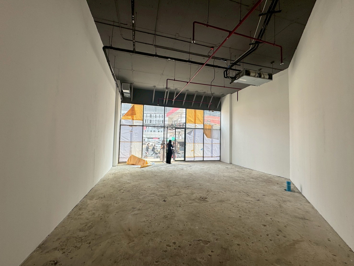 For RentRetail SpaceOnnut, Udomsuk : Retail Space next to BTS on Sukhumvit Road, suitable for all types of businesses ** NO CO-AGENT ** 