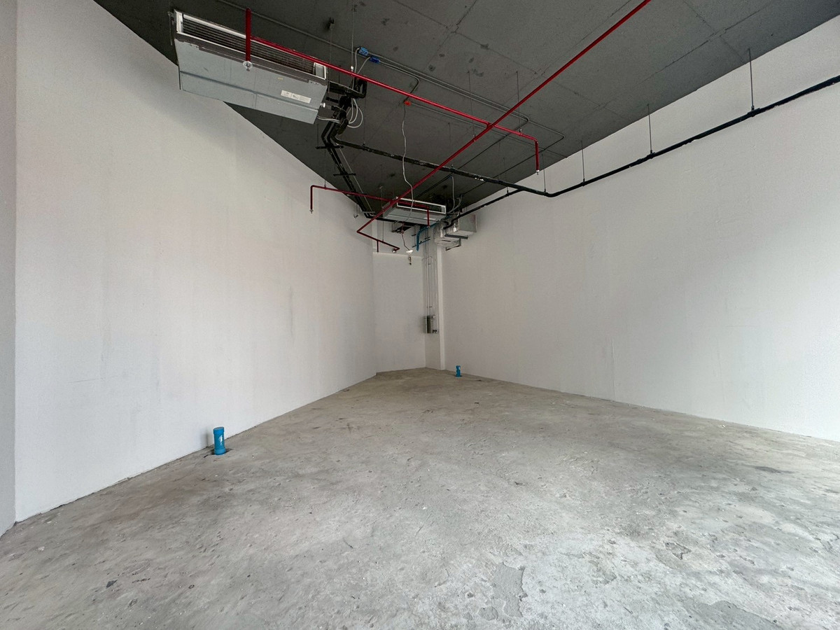 For RentRetail SpaceOnnut, Udomsuk : Retail Space next to BTS on Sukhumvit Road, suitable for all types of businesses ** NO CO-AGENT ** 