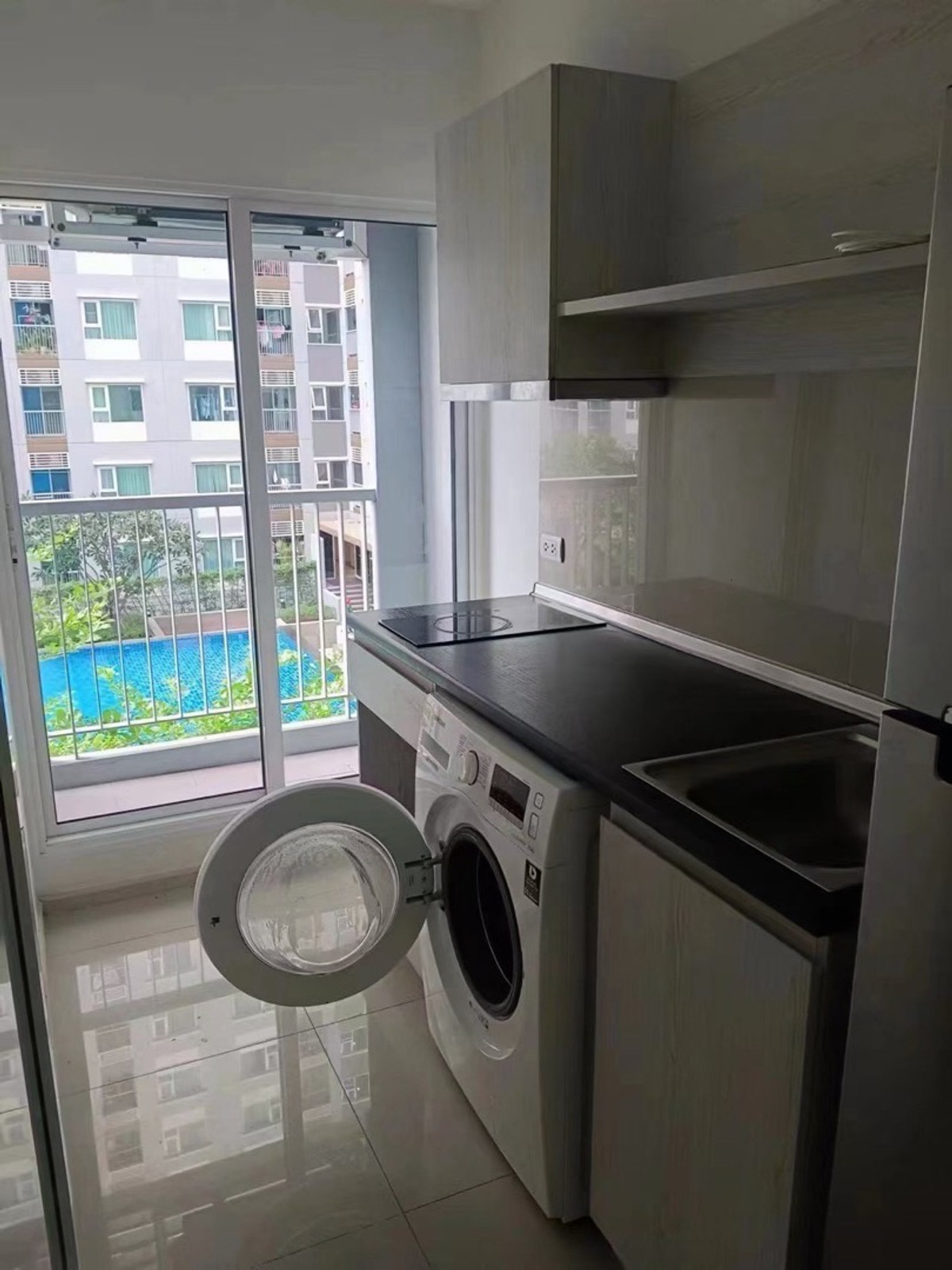 For SaleCondoSamut Prakan,Samrong : Owner Post Price lower than market 
 Condo for sale Aspire Erawan