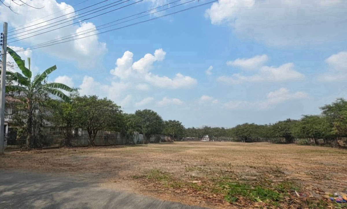 For SaleLandPinklao, Charansanitwong : Land for sale, 1 rai, Soi Suan Phak 50, beautiful rectangular plot, good location.