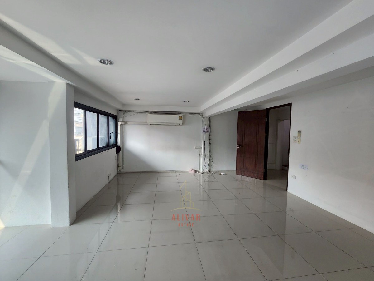 For RentHome OfficeSukhumvit, Asoke, Thonglor : RB020026 Home office 3 floors for rent at Sukhumvit 26 near BTS Phrom Phong, suitable for living. or make an office office