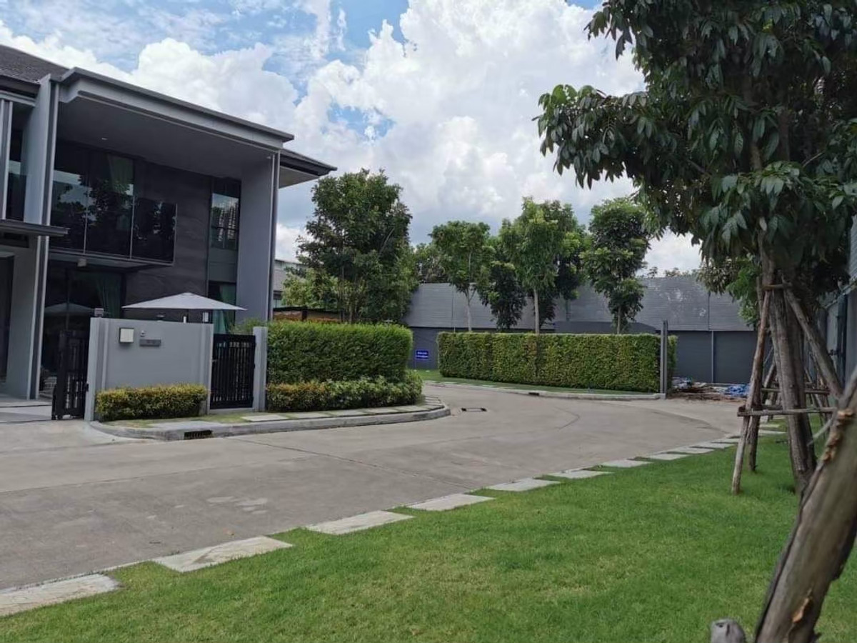 ขายบ้านพัฒนาการ ศรีนครินทร์ : ขายบ้านหรู โครงการ Setthasiri Krungthep Kreetha 2 (เศรษฐสิริ กรุงเทพกรีฑา 2) แปลงมุม ไซส์ใหญ่ ด้านหน้าไม่ติดใคร  บ้านเดี่ยว 2 ชั้น ขนาดที่ดิน 105 ตารางวา พื้นที่ใช้สอย 404 ตารางเมตร