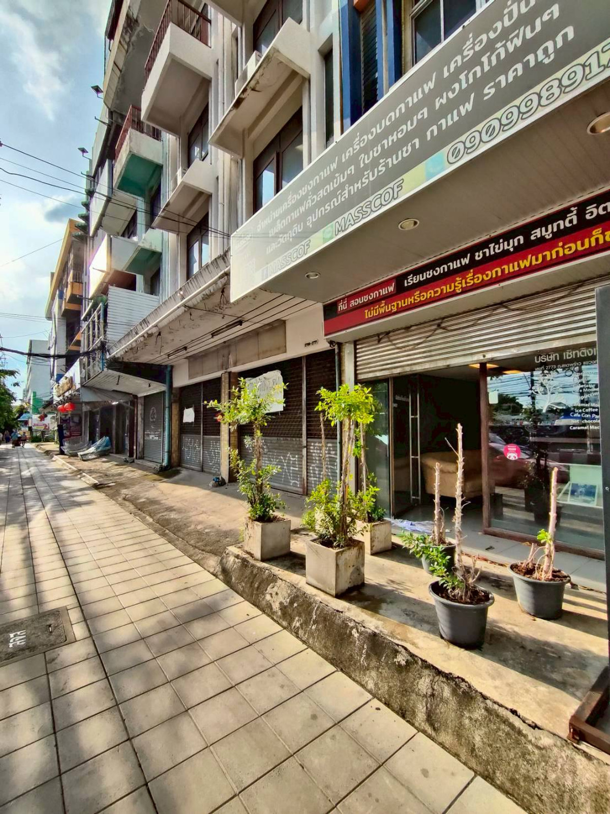 For SaleShop HouseLadprao101, Happy Land, The Mall Bang Kapi : CS089  Urgent sale, commercial building, 23 meters deep, 4 floors high + mezzanine and rooftop, between Lat Phrao Soi 99 -101.