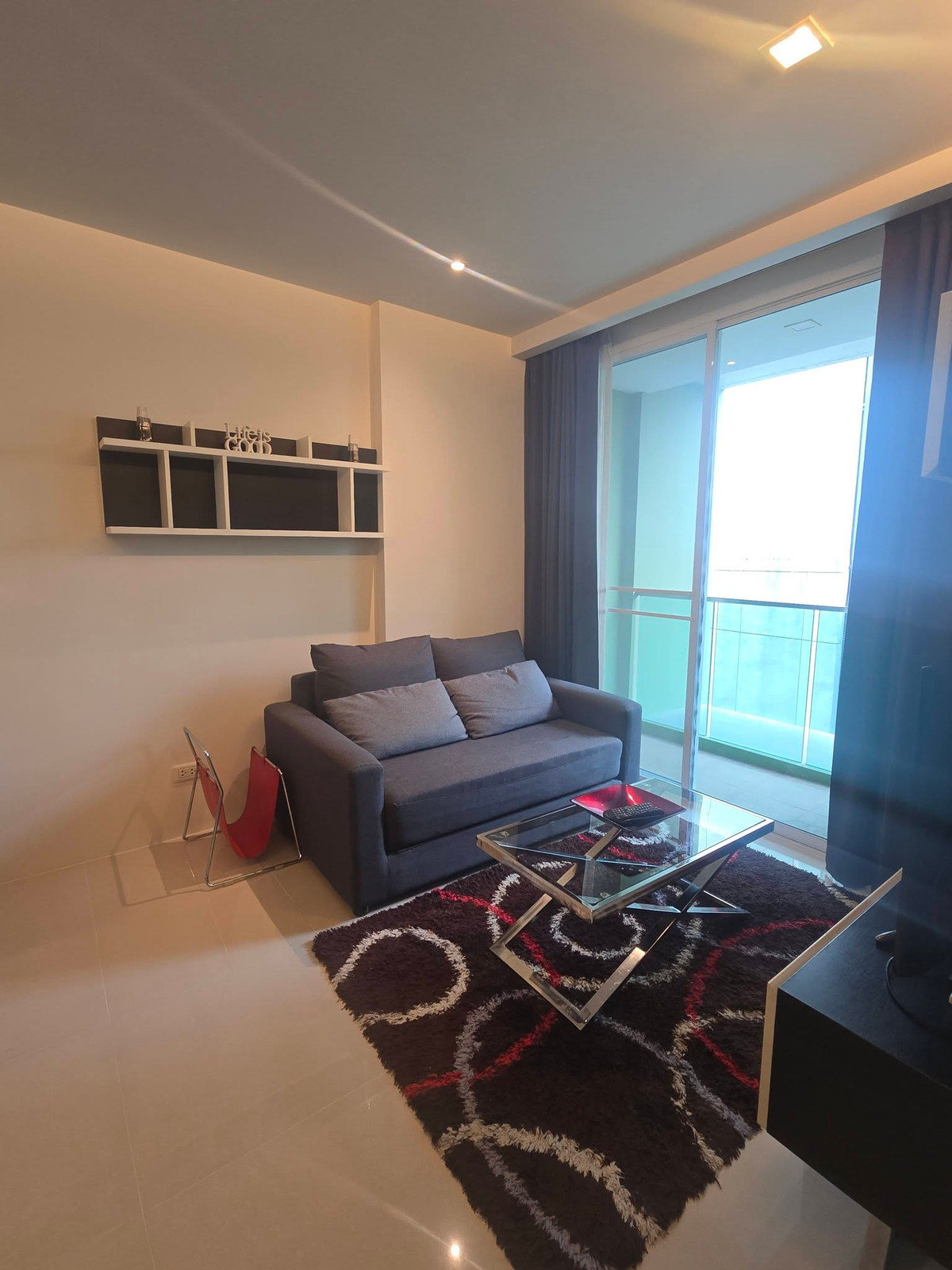 ให้เช่าคอนโดสุขุมวิท อโศก ทองหล่อ : ให้เช่าคอนโด Beverly sukhumvit 33 Low Rise ย่านพร้องพงษ์ เฟอร์นิเจอร์เเละเครื่องใช้ไฟฟ้าครบ สามารถหิ้วกระเป๋าเข้าอยู่ได้เลย