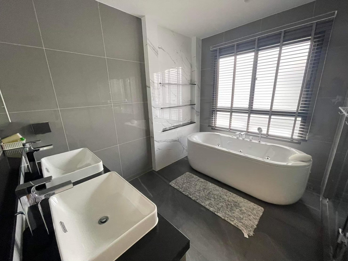 ขายบ้านพัฒนาการ ศรีนครินทร์ : ขายบ้านหรู โครงการ Setthasiri Krungthep Kreetha 2 (เศรษฐสิริ กรุงเทพกรีฑา 2) แปลงมุม ไซส์ใหญ่ ด้านหน้าไม่ติดใคร  บ้านเดี่ยว 2 ชั้น ขนาดที่ดิน 105 ตารางวา พื้นที่ใช้สอย 404 ตารางเมตร