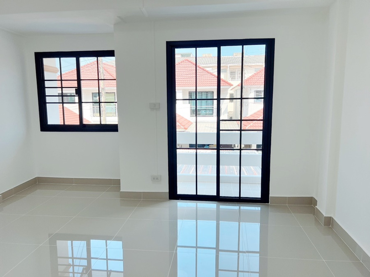 For SaleTownhomePathum Thani,Rangsit, Thammasat : Location near Nana Charoen Market 3-story townhouse for sale, Thanaporn Village, Lam Luk Ka 11, area 16 sq m, 4 bedrooms, 3 bathrooms, newly renovated, price 1,990,000 baht. If interested, contact 085-550-1599.