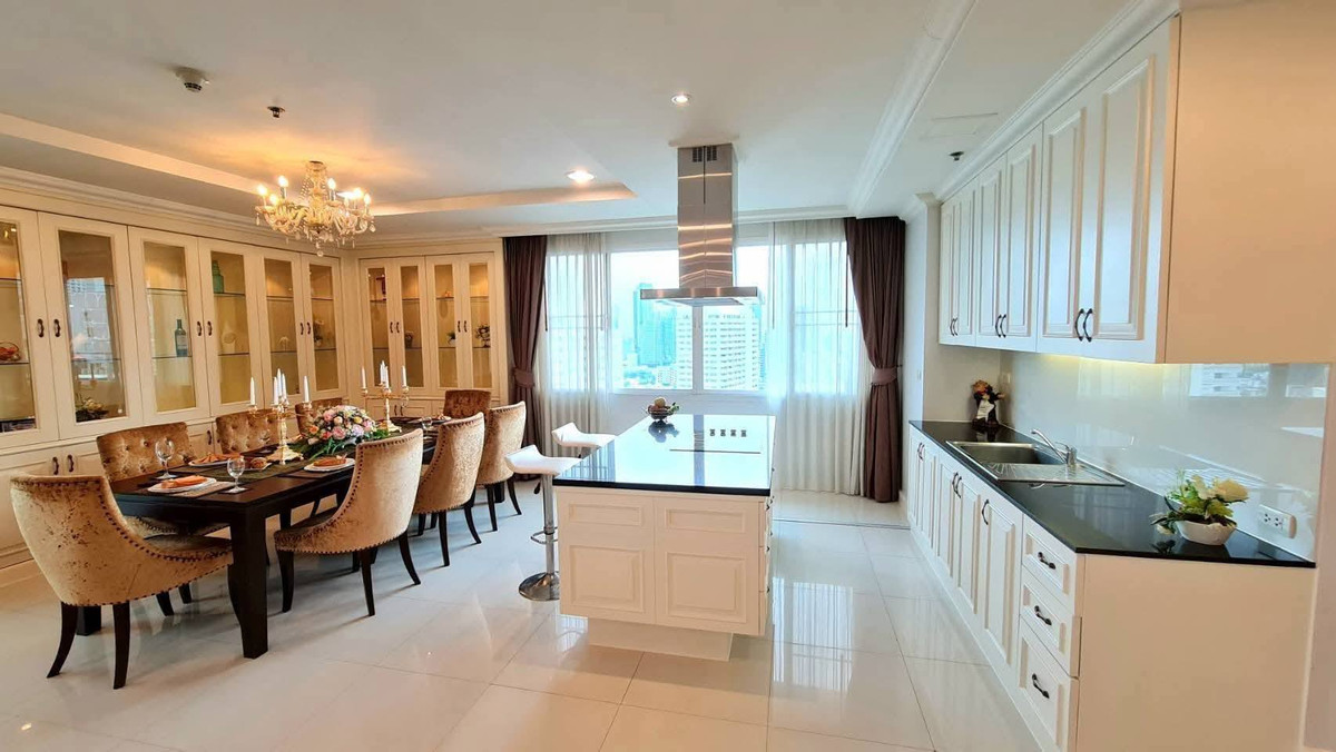 ให้เช่าคอนโดสุขุมวิท อโศก ทองหล่อ : Penthouse Duplex at Piyathip Place, Sukhumvit 39 – Now Available