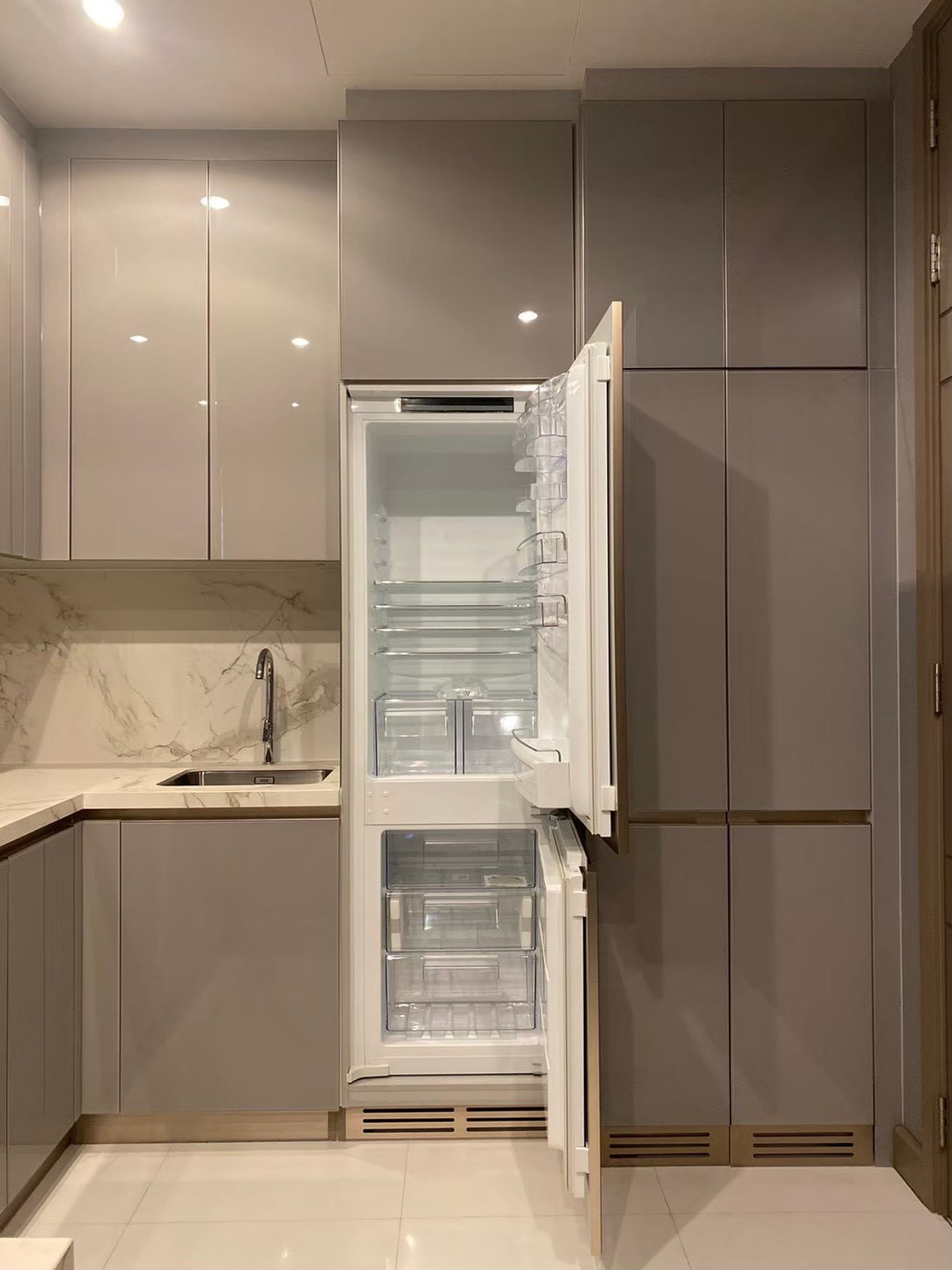 ให้เช่าคอนโดพระราม 9 เพชรบุรีตัดใหม่ RCA : the esse singha complex ตกแต่งบิ้วอินครบพร้อมอยู่ ห้องสวย ตรงปกแน่นอน สนใจนัดชมโทร 063-384-4228