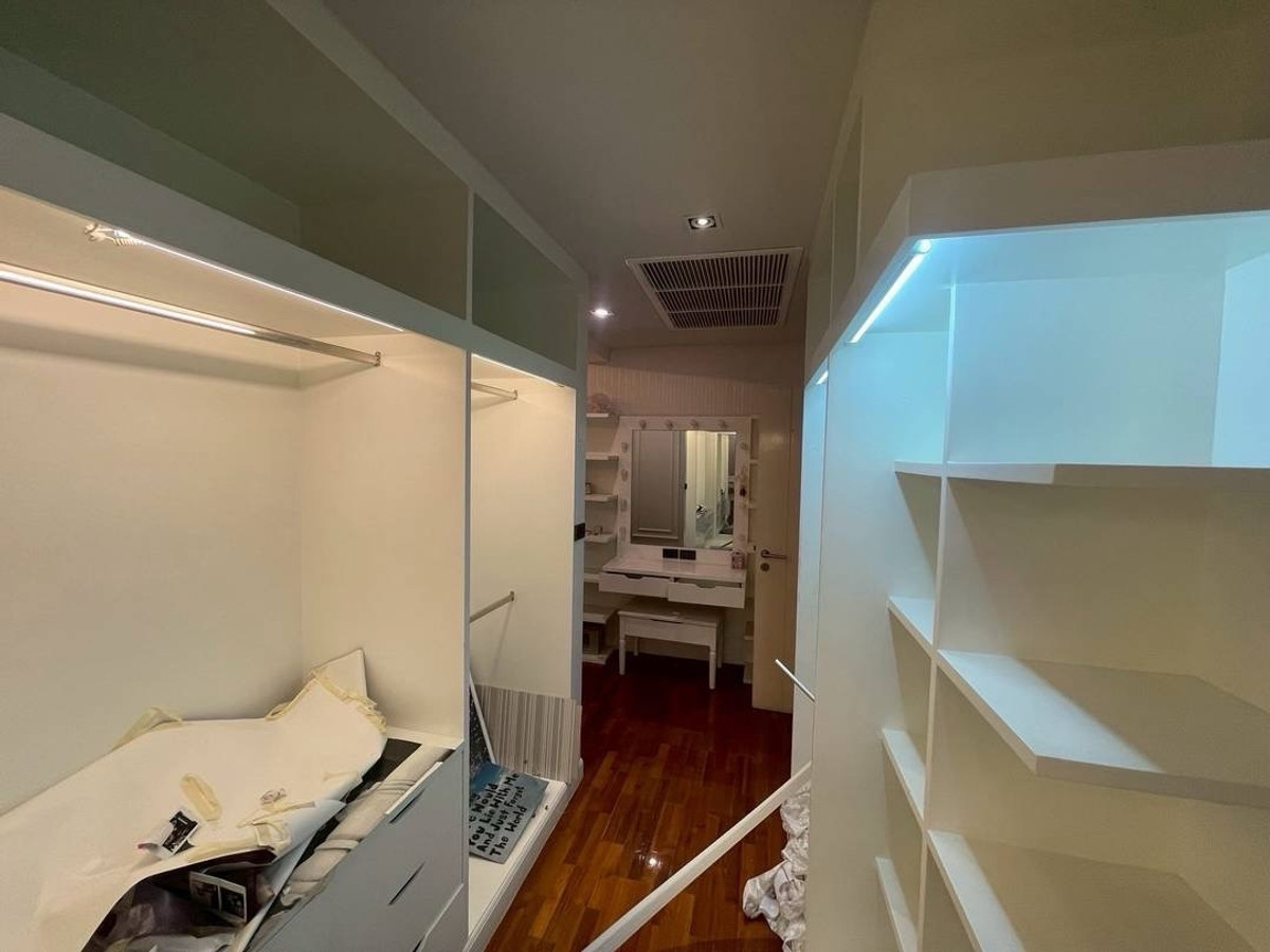 For SaleTownhomeKasetsart, Ratchayothin : For sale: Baan Klang Muang Ratchayothin, near BTS Phaholyothin 34, near Major Ratchayothin. Central Ladprao Built-in decoration Fully furnished