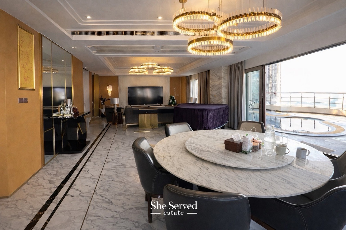 ขายคอนโดสุขุมวิท อโศก ทองหล่อ : ◈ Le Raffine Sukhumvit 24 ◈Spacious unit with a private swimming pool • 3 Bedrooms • 1 Study room Bathrooms • 2 Kitchens:  (Thai kitchen and Western kitchen) • 1 Maid’room • 371 sq.m.