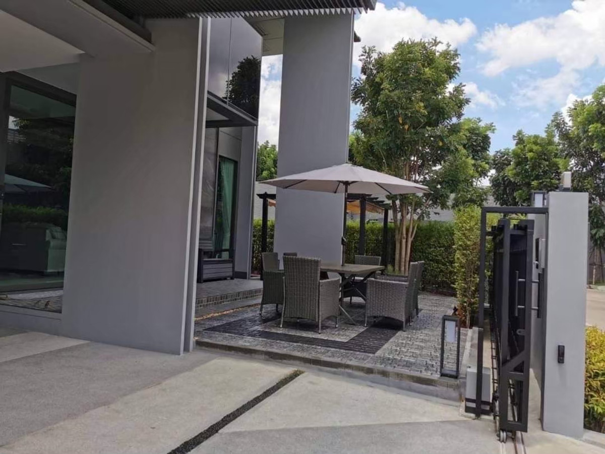 ขายบ้านพัฒนาการ ศรีนครินทร์ : ขายบ้านหรู โครงการ Setthasiri Krungthep Kreetha 2 (เศรษฐสิริ กรุงเทพกรีฑา 2) แปลงมุม ไซส์ใหญ่ ด้านหน้าไม่ติดใคร  บ้านเดี่ยว 2 ชั้น ขนาดที่ดิน 105 ตารางวา พื้นที่ใช้สอย 404 ตารางเมตร