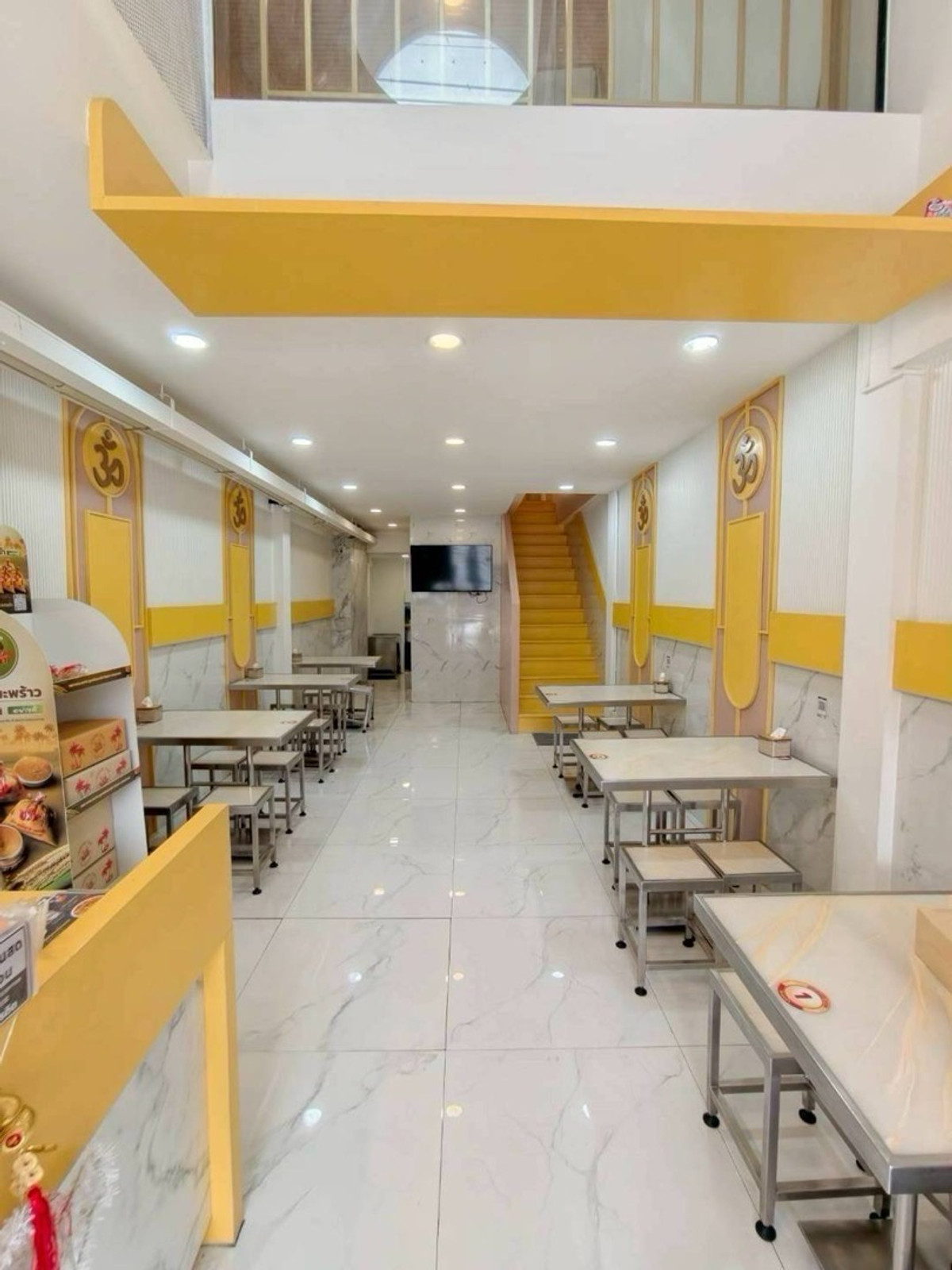 For RentShop HouseSukhumvit, Asoke, Thonglor : Commercial building for rent, Thonglor, Sukhumvit 55, next to the main road, good location, accepting consideration for all businesses.