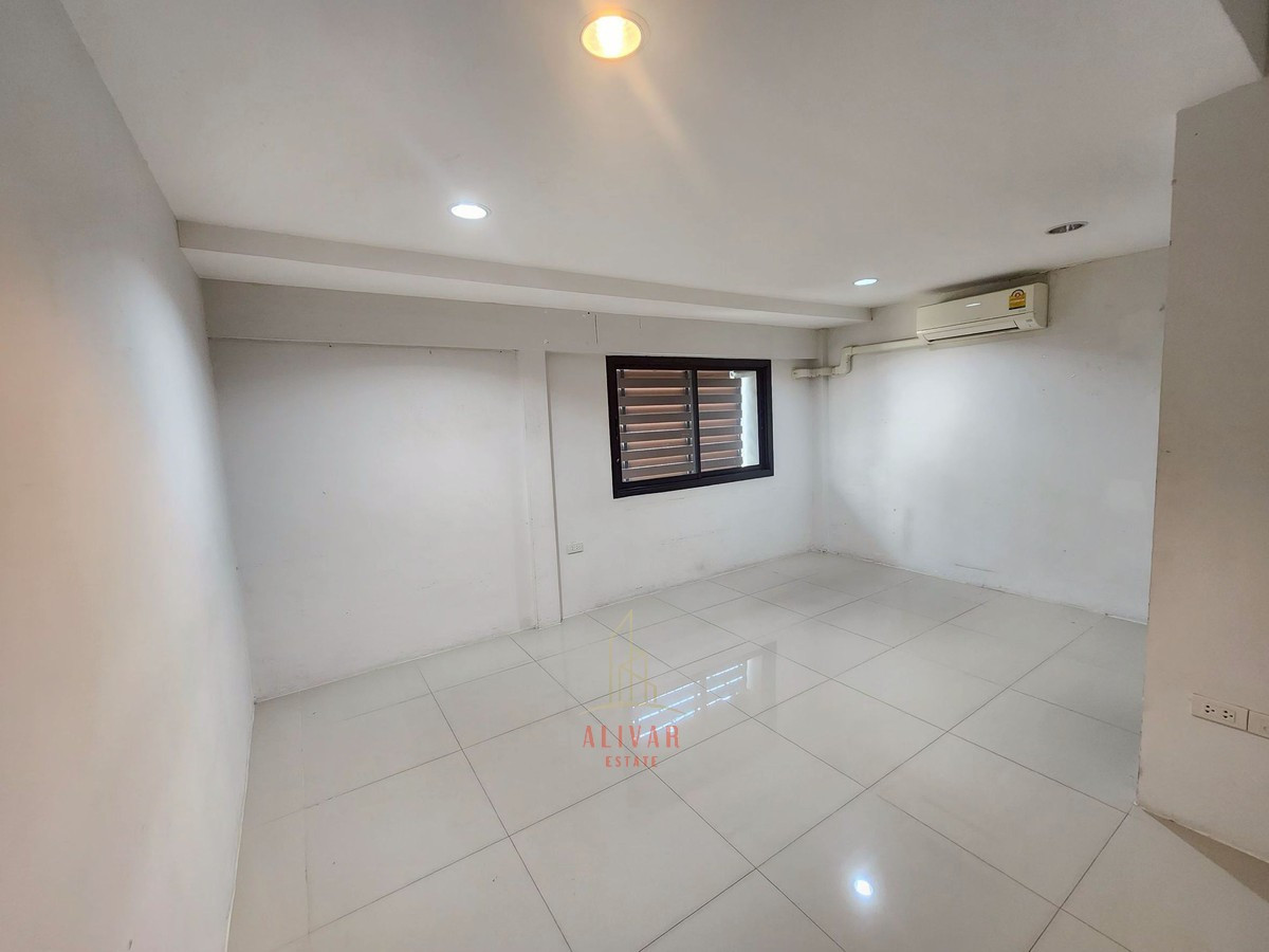 For RentHome OfficeSukhumvit, Asoke, Thonglor : RB020026 Home office 3 floors for rent at Sukhumvit 26 near BTS Phrom Phong, suitable for living. or make an office office