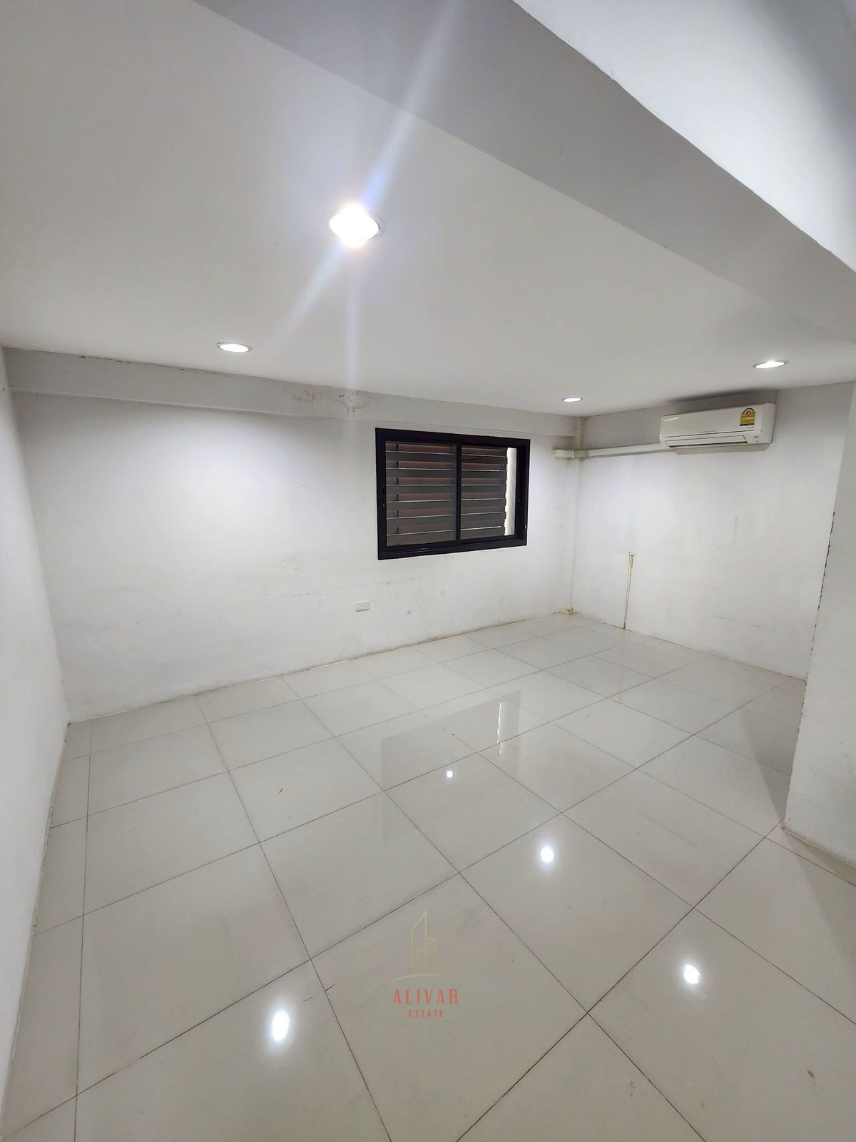 For RentHome OfficeSukhumvit, Asoke, Thonglor : RB020026 Home office 3 floors for rent at Sukhumvit 26 near BTS Phrom Phong, suitable for living. or make an office office