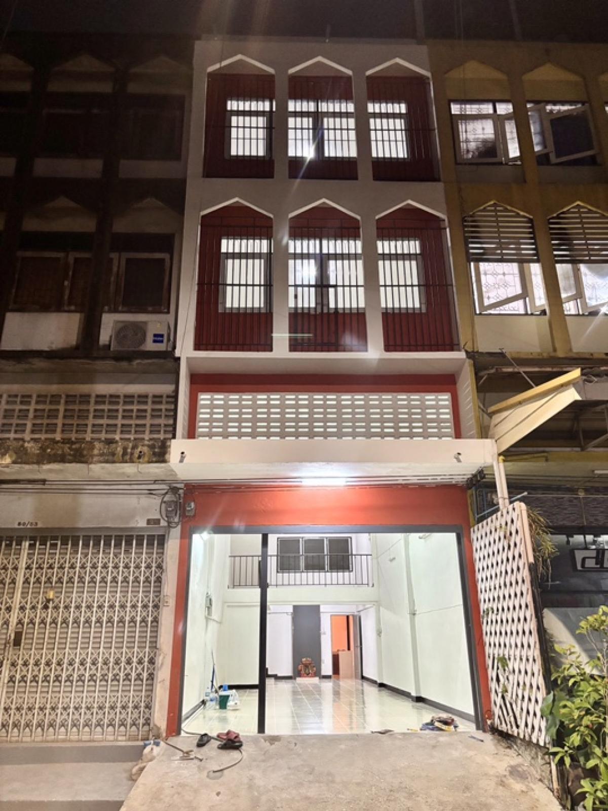 ให้เช่าทาวน์โฮมเสรีไทย-นิด้า : **ปล่อยเช่าอาคารพาณิชย์สามชั้นครึ่งเสรีไทย 48