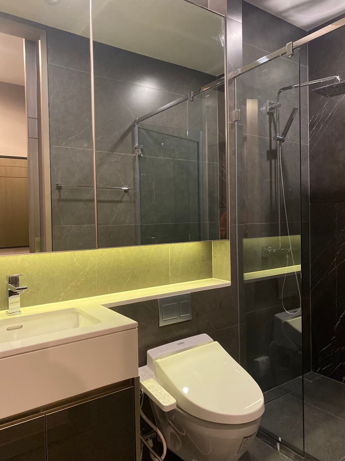 ให้เช่าคอนโดพระราม 9 เพชรบุรีตัดใหม่ RCA : the esse singha complex ตกแต่งบิ้วอินครบพร้อมอยู่ ห้องสวย ตรงปกแน่นอน สนใจนัดชมโทร 063-384-4228