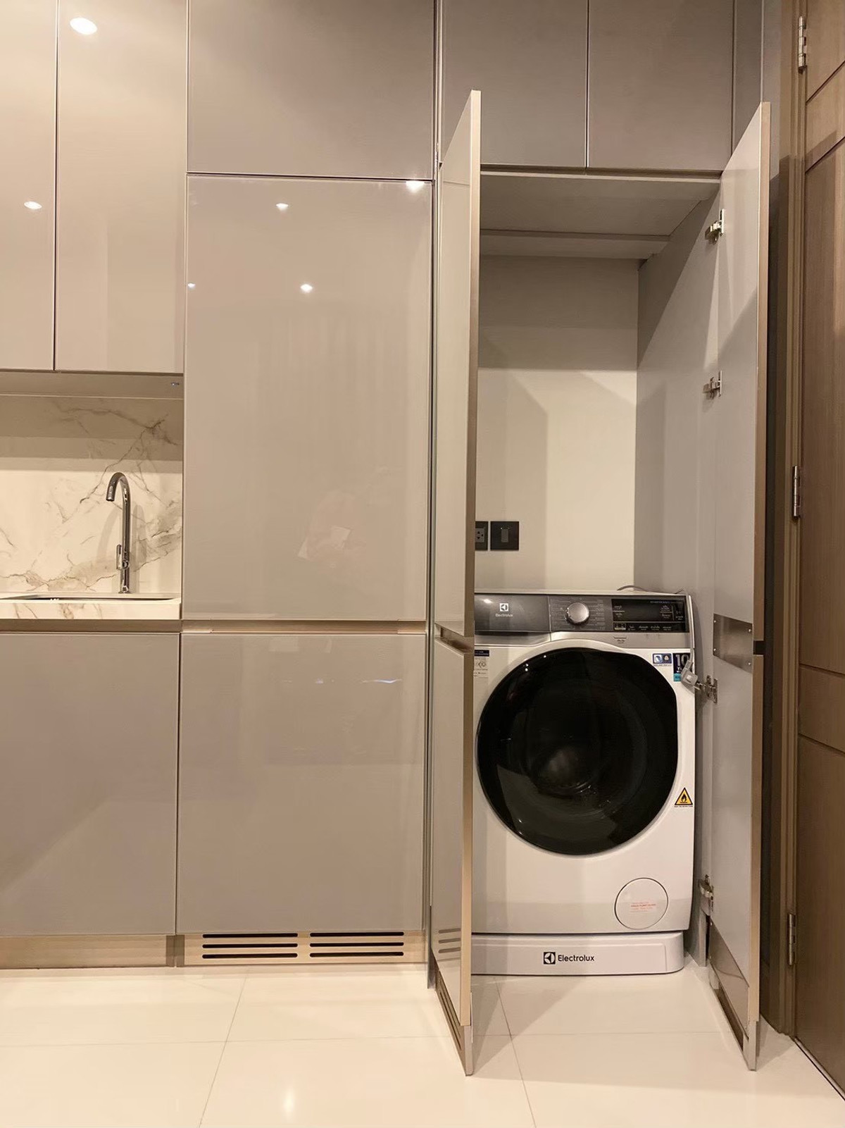 ให้เช่าคอนโดพระราม 9 เพชรบุรีตัดใหม่ RCA : the esse singha complex ตกแต่งบิ้วอินครบพร้อมอยู่ ห้องสวย ตรงปกแน่นอน สนใจนัดชมโทร 063-384-4228